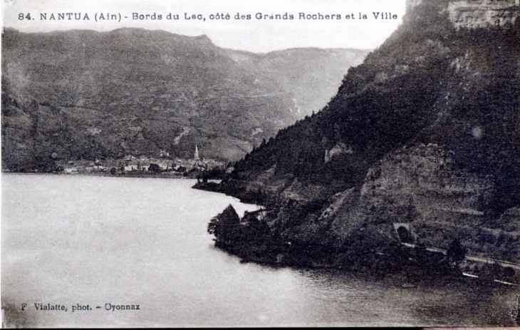 Bords du Lac, côté des grands Rochers et la Ville, vers 1920 (carte postale ancienne). - Nantua
