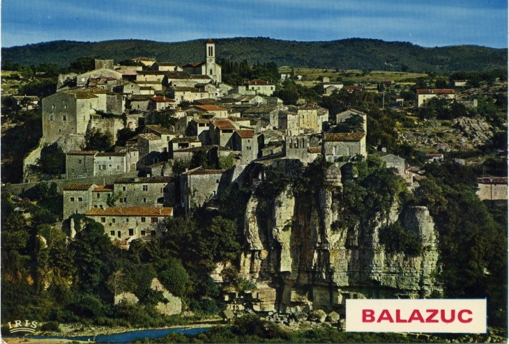 Le village fondé par les Sarrazins au-dessus des falaises surplombant l'Ardèche (carte postale de 1970) - Balazuc