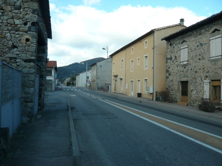 Rue principale - Lalevade-d'Ardèche