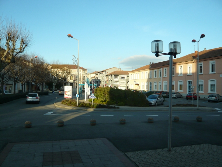 Place des écoles et Mairie - Le Teil