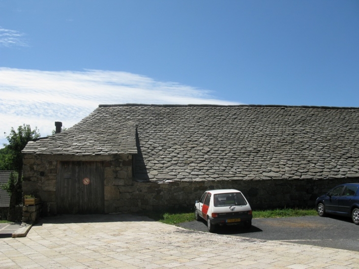 Ferme typique en toit de lauzes - Sagnes-et-Goudoulet