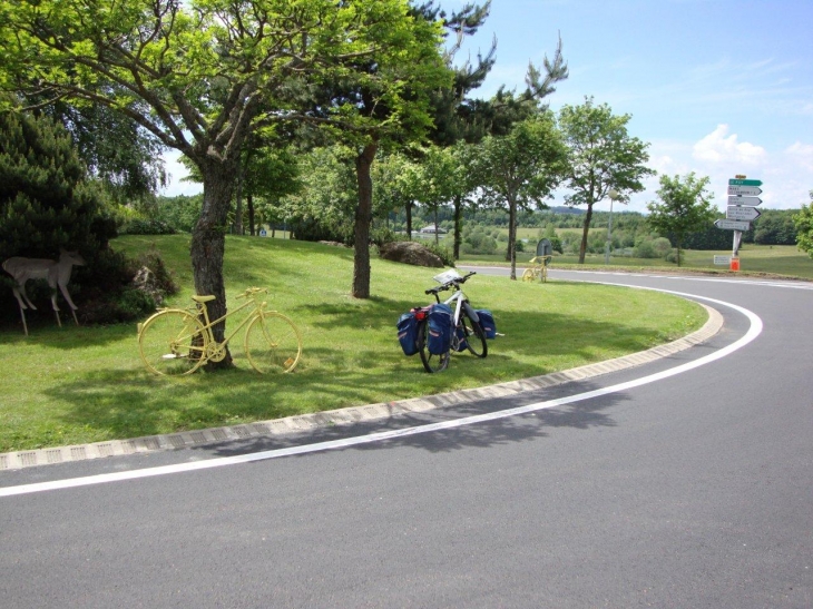 Saint-Agrève (07320) rond-point décoré aux vélos jaunes
