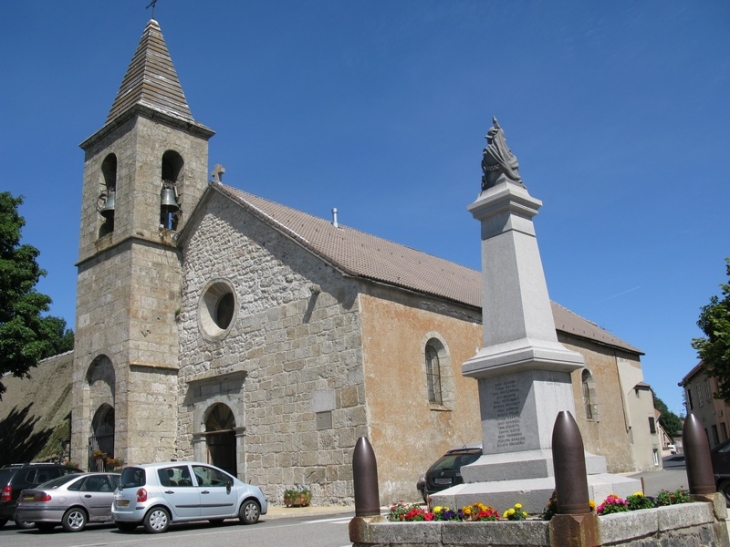 L'église et le Monument aux Morts - Sainte-Eulalie