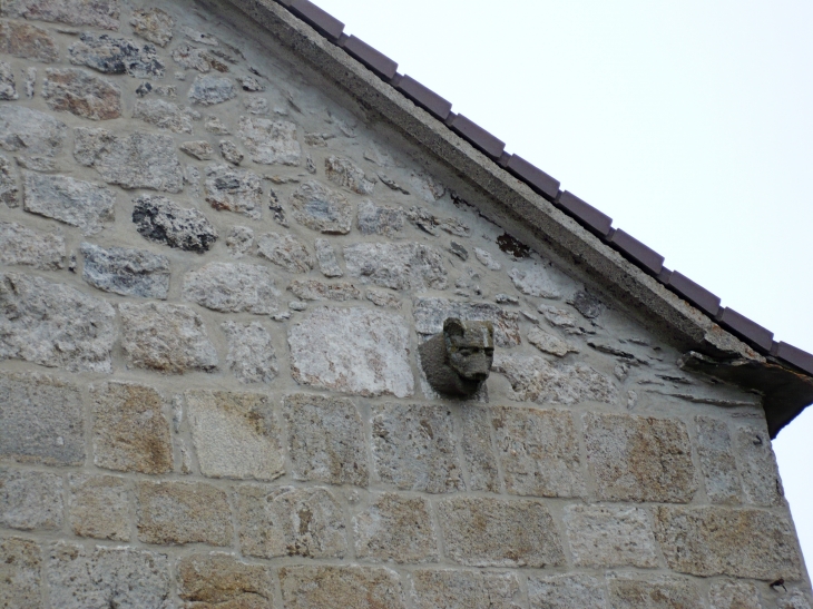 Une gargouille de tête de loup ou d'ours encastrée dans la façade - Sainte-Eulalie