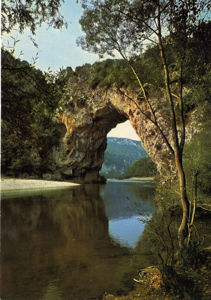 Le Pont d'Arc, creusé par les eaux dans le rocher (ouverture 55m), une des merceilles naturelles de l'Ardèche (carte postale de 1970) - Vallon-Pont-d'Arc