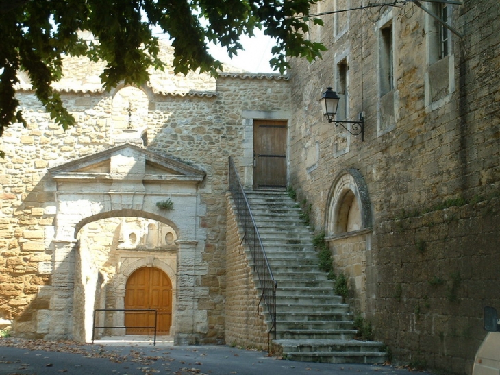 Porche entrée église romane et vieux village - Bouchet