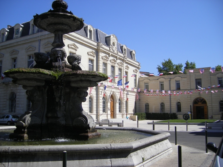 Fontaine - place de la mairie - Montélimar