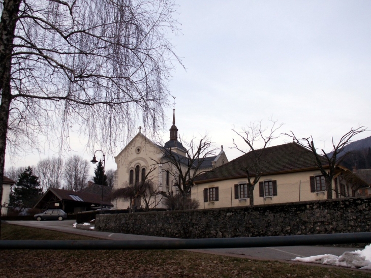 La place du village avec la mairie et l'église - Viuz-la-Chiésaz