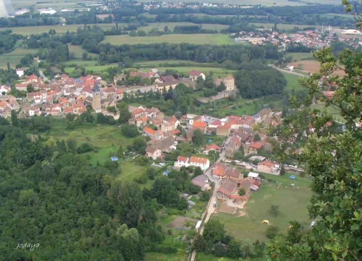 Hières-sur-Amby  vu depuis le site archéologique de Larina.