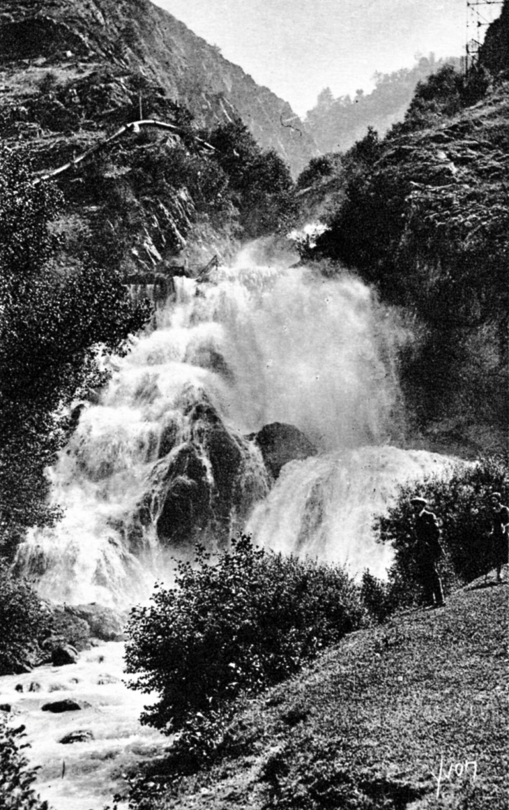 Cascade de la Sarennes; vers 1930 (carte postale ancienne). - Le Bourg-d'Oisans