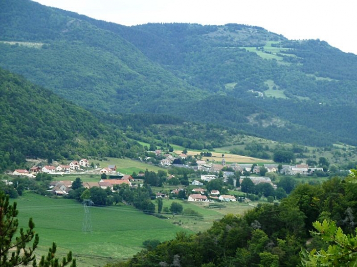 Le village vu de loin - Mayres-Savel