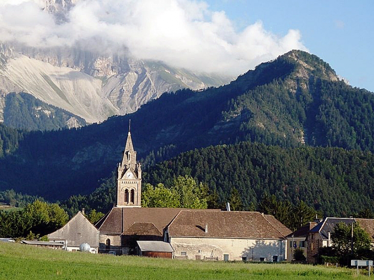 Le village au pied des montagnes - Saint-Baudille-et-Pipet