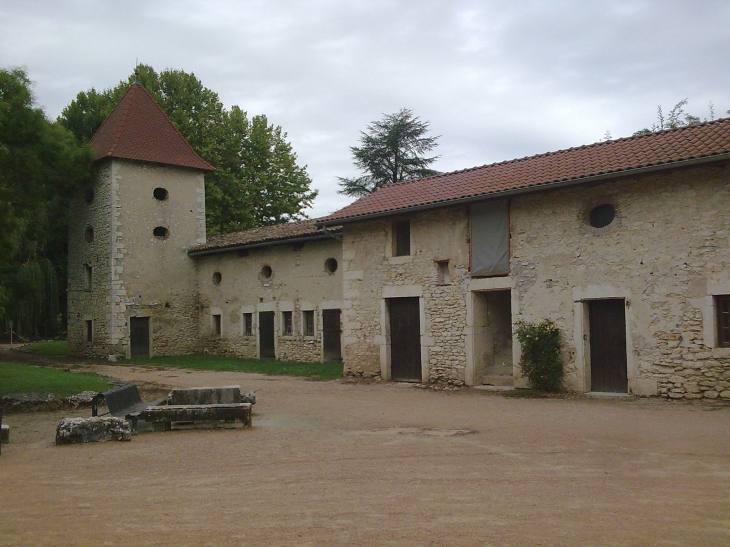 Dépendances du château de Chapeau Cornu (Ecole MFR) - Vignieu
