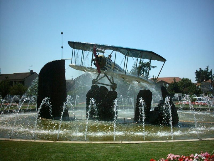 Fontaine du Rond-Point de l'Avion par le Sculpteur REMI COUDRAIN en hommage aux aviateurs et aux biplans fabriqués dans les usines Bouthéon - Andrézieux-Bouthéon