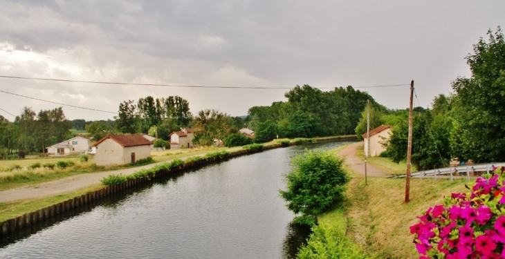 Le canal - Briennon