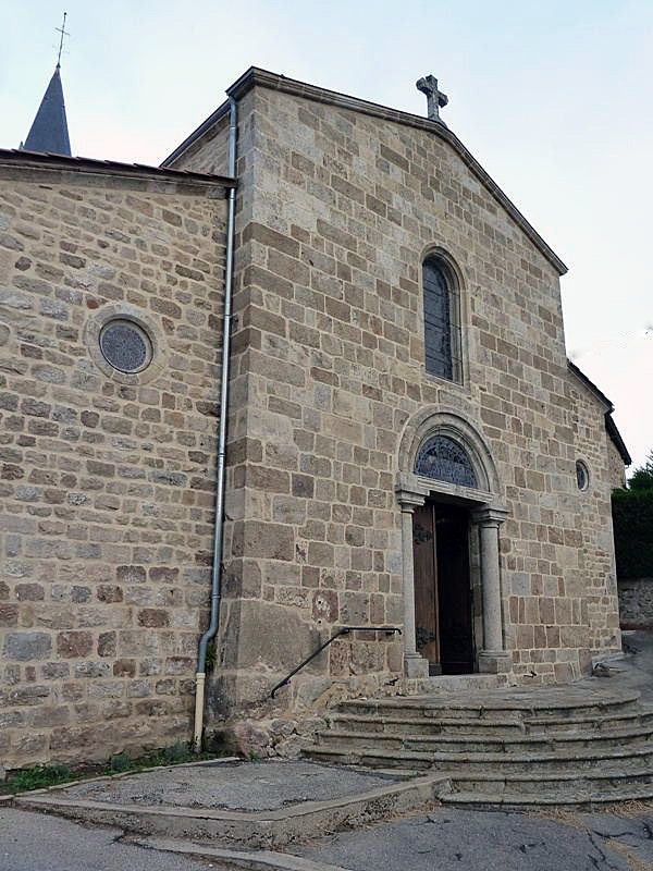 L'entrée de l'église - La Versanne