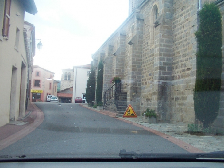 Rue qui longe l'Eglise - Lézigneux