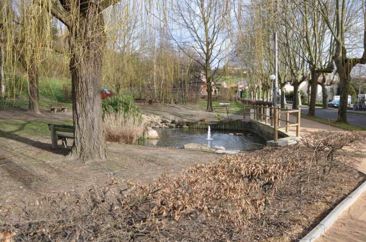 Fontaine et parc aux enfants - Cailloux-sur-Fontaines