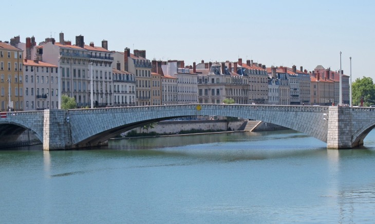 Le pont Bonaparte. En septembre 1944 les forces allemandes dynamitent le pont qui perd ses arches et une des piles. Trop endommagé, il est remplacé par le pont actuel construit entre 1946 et 1950. - Lyon
