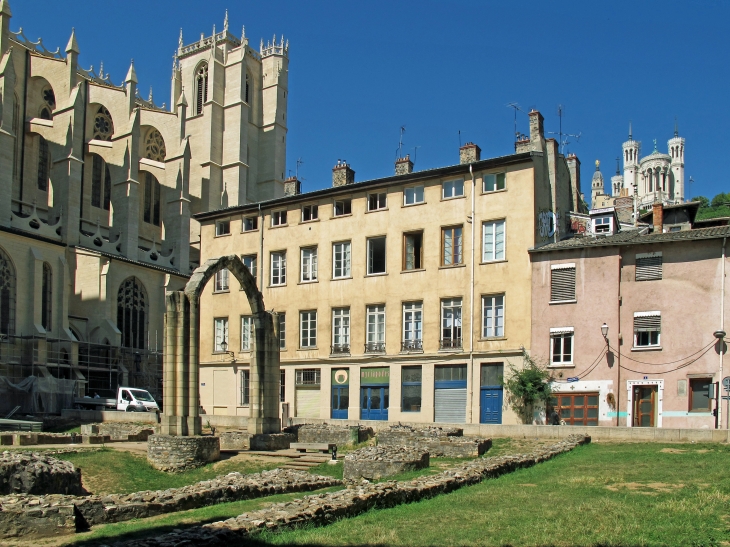 Le parc archéologique situé sur le côté nord de la cathédrale Saint-Jean présente les restes de l'église Saint-Etienne et de l'église Sainte-Croix. - Lyon