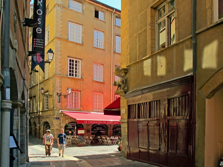 La rue du Boeuf doit son nom à la statue qui fait l'angle avec la place Neuve Saint-Jean. La rue du Boeuf n'est bordée que de maisons anciennes du 16ème et 17ème siècle. - Lyon