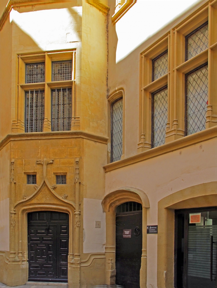 Hôtel Gadagne (musée).                                L’ensemble Renaissance Gadagne abrite le musée d’histoire de la Ville de Lyon depuis 1921 et le musée des marionnettes du monde depuis 1950. 