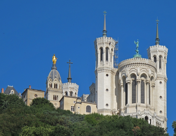 La basilique Notre-Dame de Fourvière. Traitée dans le plus pure style néogothique par l'architecte Pierre Bossan, la construction débute en 1872. Les dernières mosaïques intérieures ne seront posées qu'en 1964. - Lyon