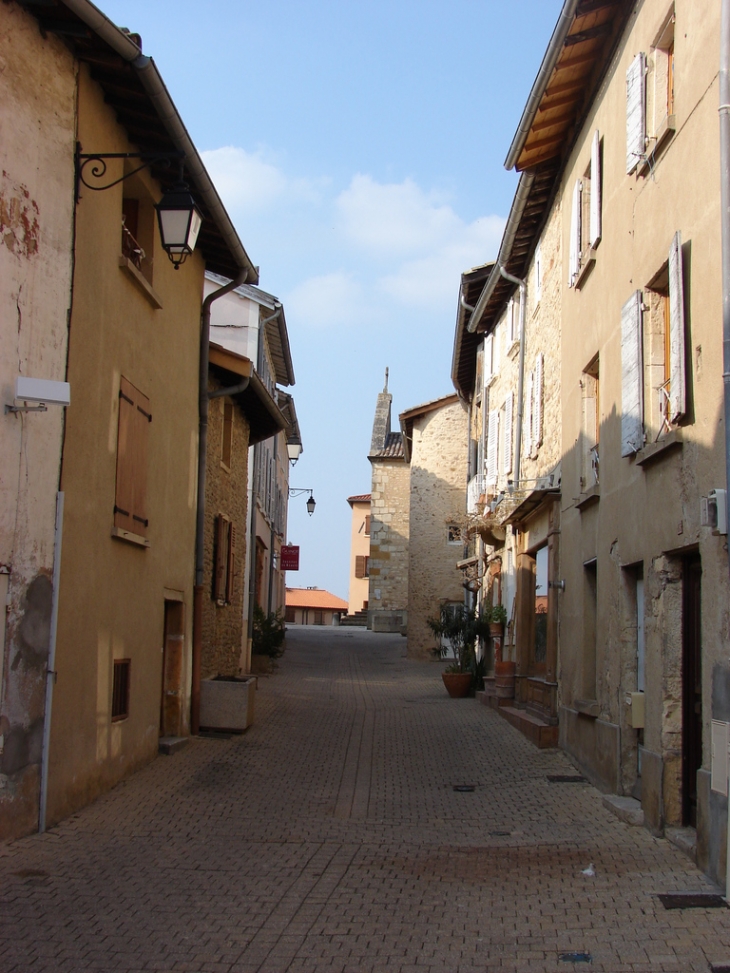 Une Rue du Village - Pommiers
