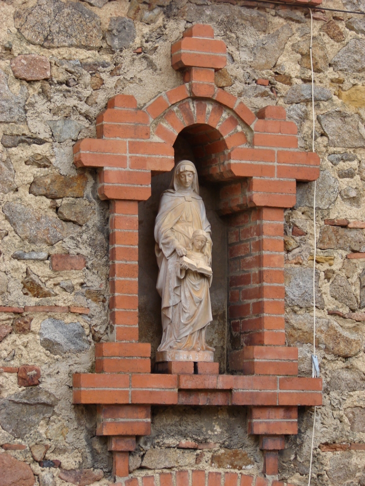 Vierge en Façade de l'ecole - Saint-Forgeux