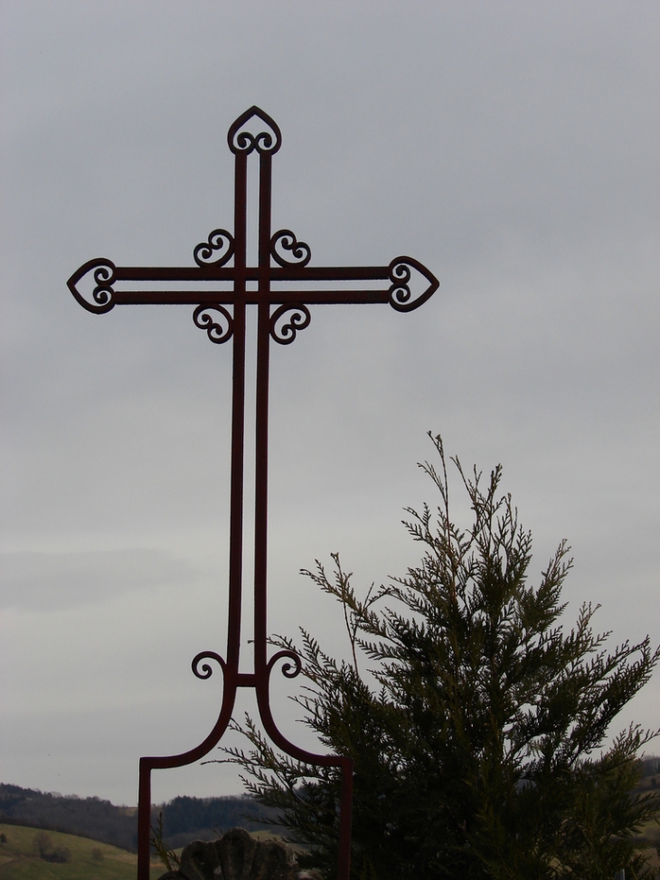 Croix près de l'Eglise - Saint-Forgeux