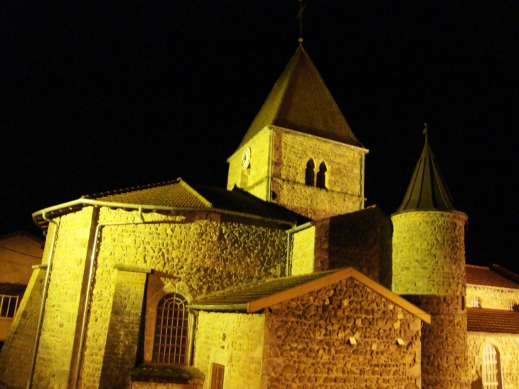 Saint-Jacques-des-Arrêts (69860) l'église, la nuit