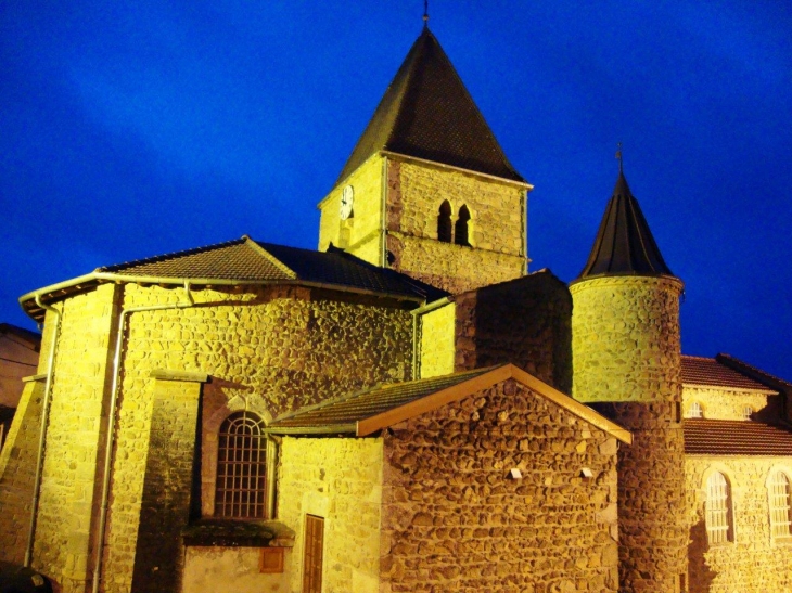 Saint-Jacques-des-Arrêts (69860) l'église, à la tombée de la nuit