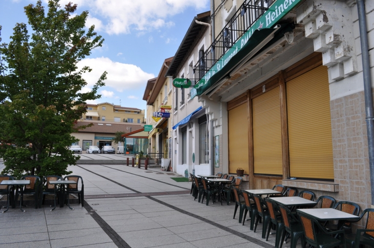 Les Commerces Place du Platre - Saint-Laurent-de-Chamousset