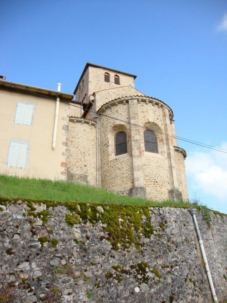 Saint-Mamert (69860) l'église sur sa hauteur, le chevet