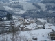 Vue surplombante sur le village de St Nizier sous la neige
