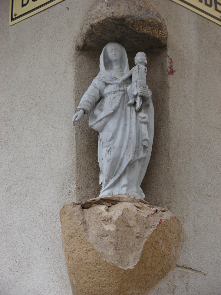 Vierge sur la Place de l'Eglise - Villechenève