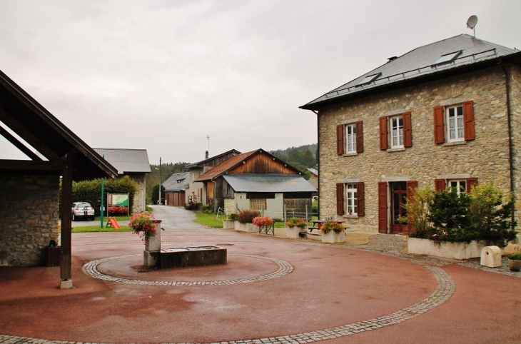Fontaine - Bourget-en-Huile