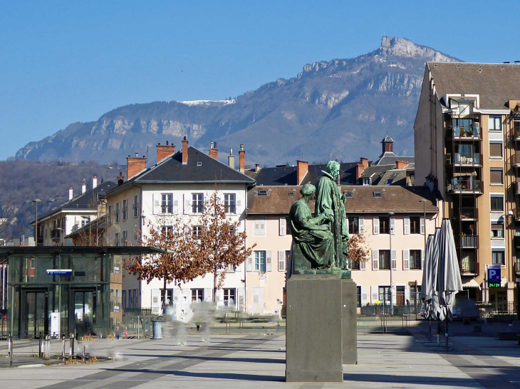 Place du palais de justice : vue sur le Nivolet - Chambéry