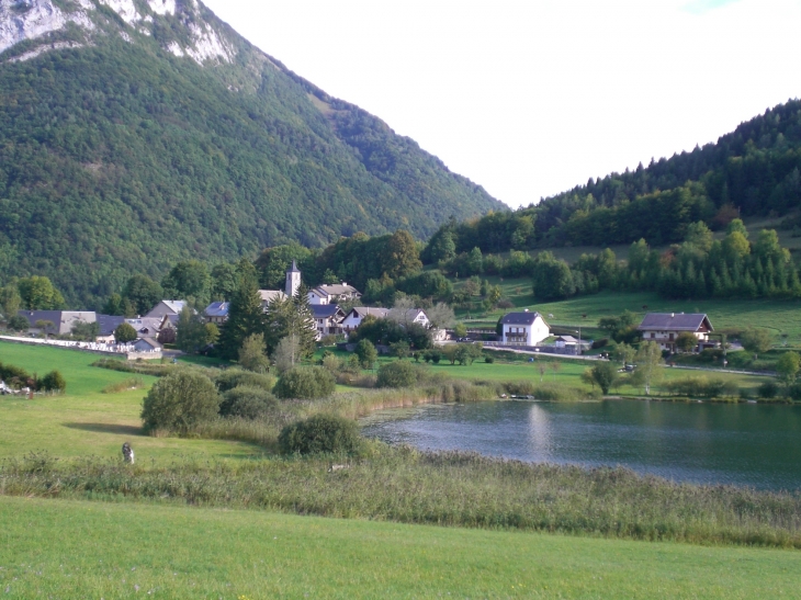 Le village et le lac glaciaire - La Thuile