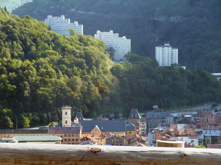 La ville ancienne dominée par les nouveaux immeubles - Moûtiers