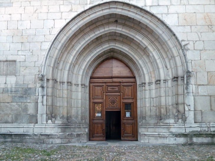 Le portail de la cathédrale - Moûtiers