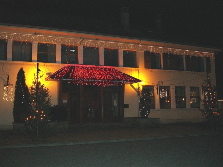 Mairie de Randens illuminée à Noël