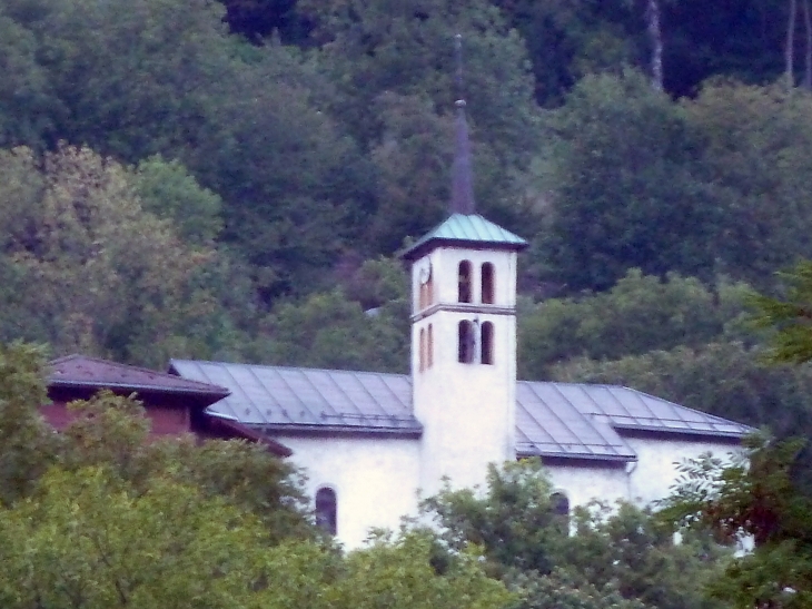 Vue sur l'église - Saint-Oyen