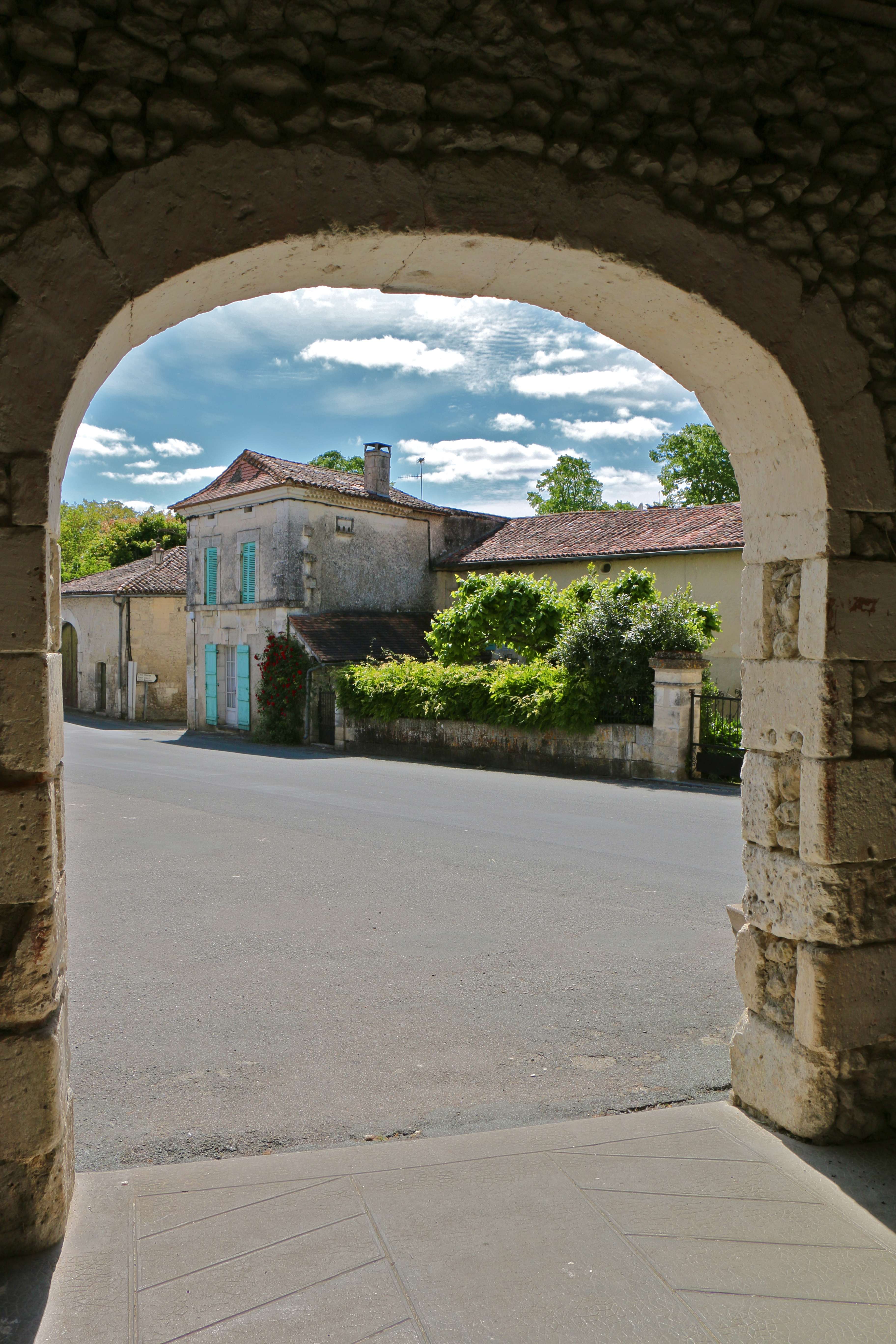 Photo à Lusignac (24320) Vue du porche de l'église Saint Eutrope