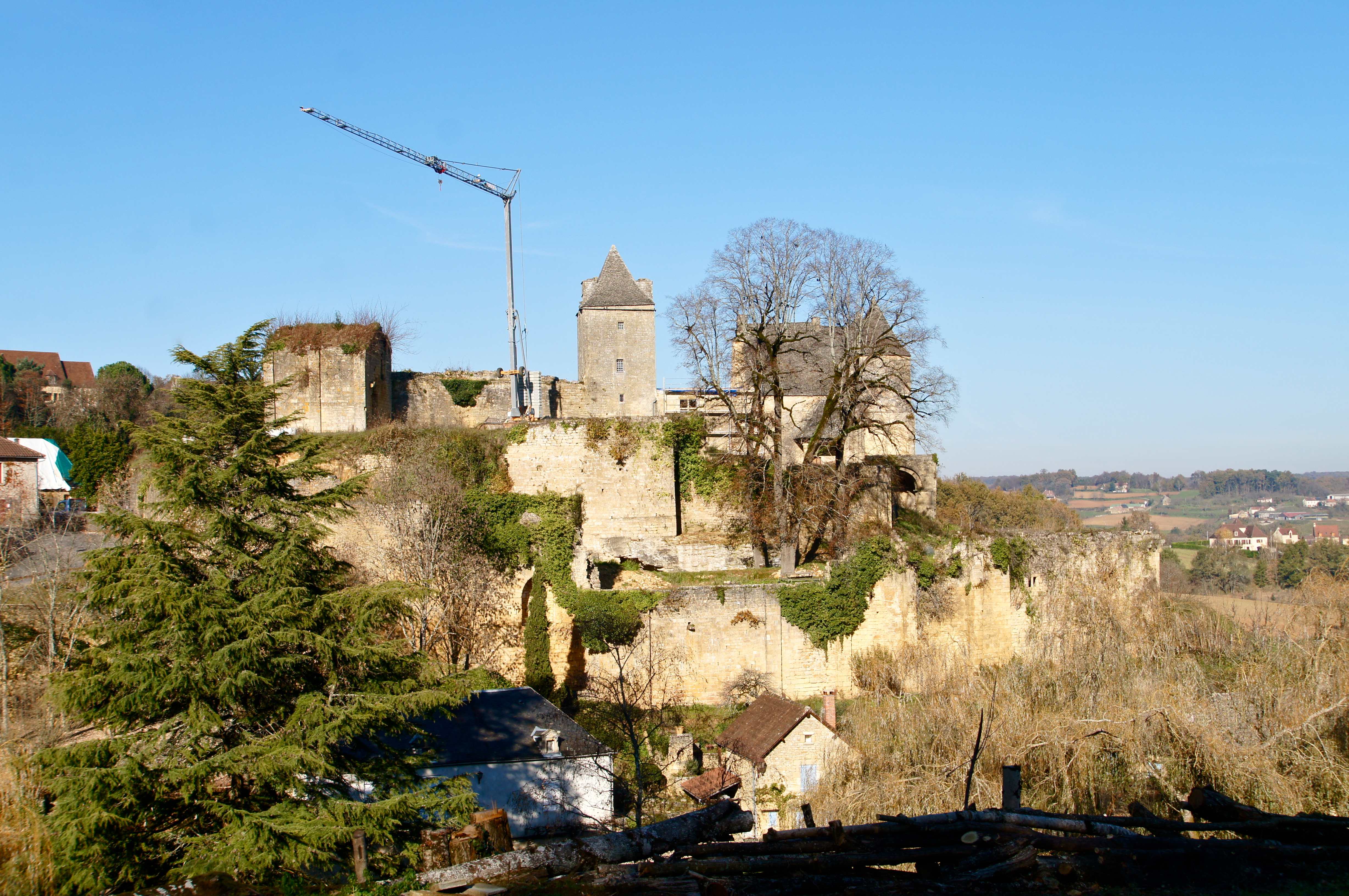 Photo à SalignacEyvigues (24590) Le Château en travaux. Salignac