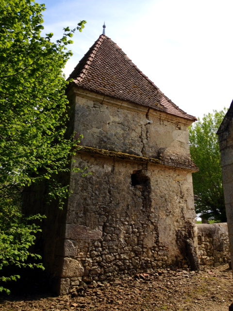 Photo à Escoussans (33760) Pigeonnier XVIIème derrière l'église