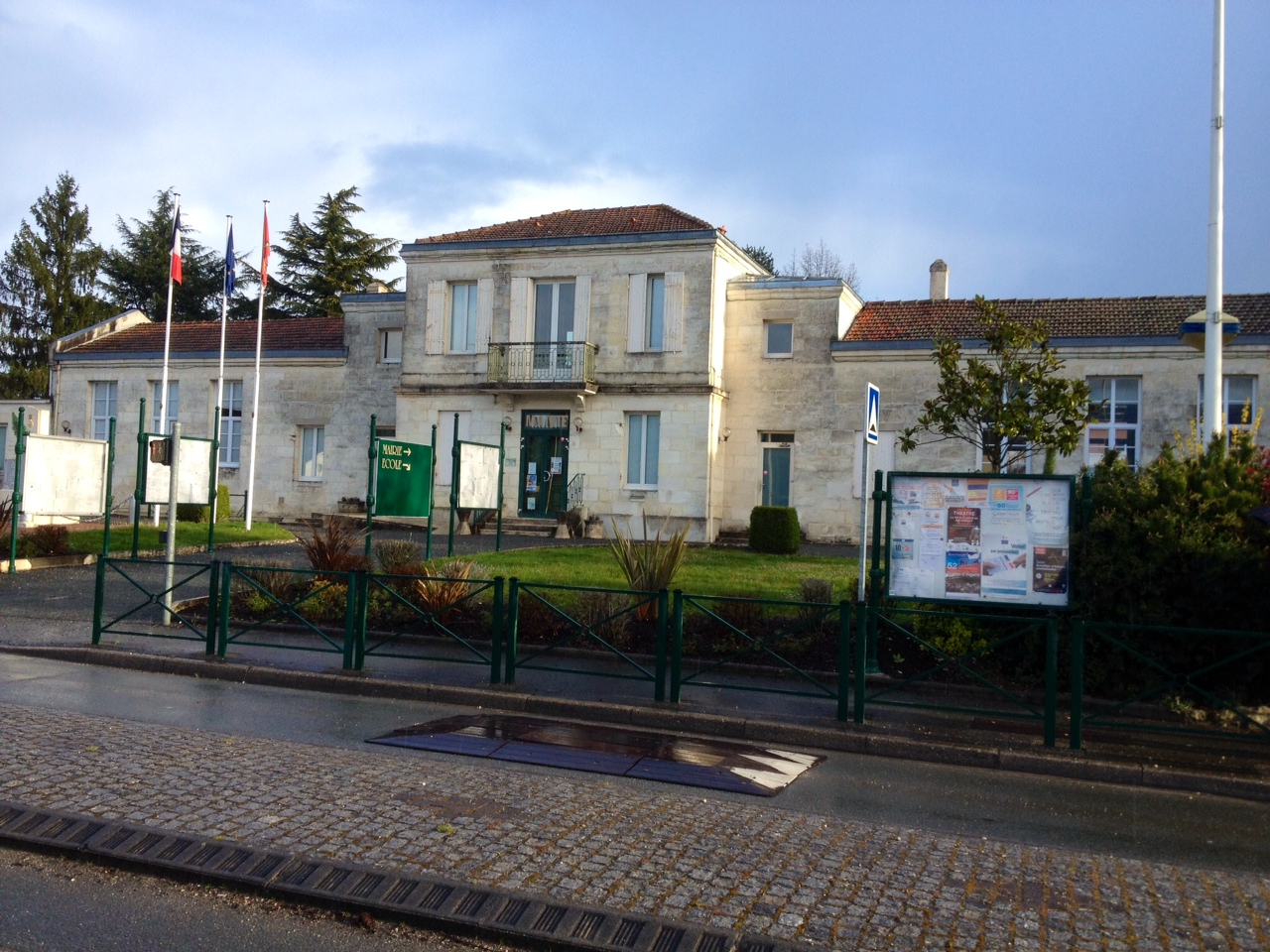 Photo à Pompignac (33370) La mairie. Pompignac, 230725