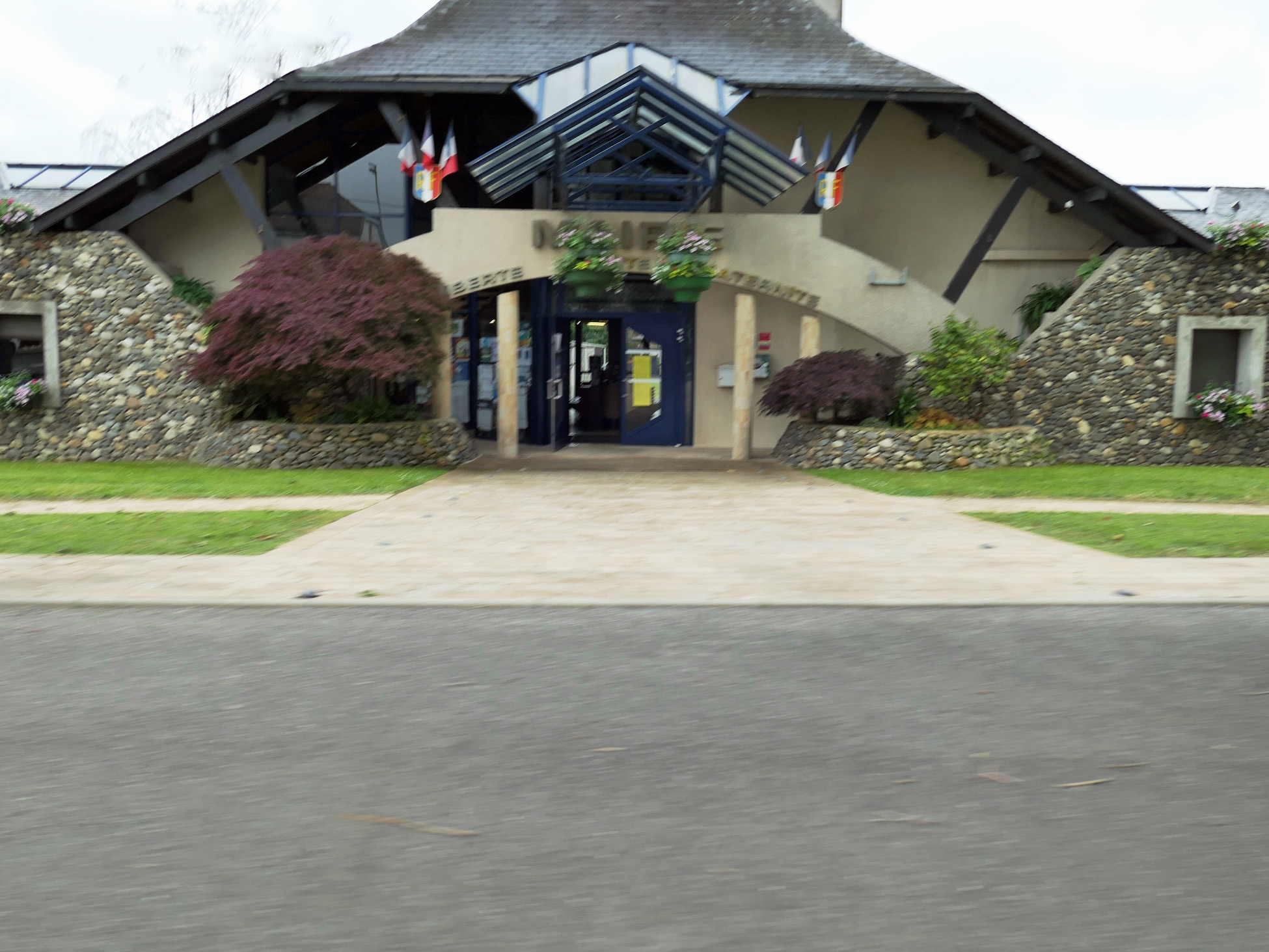 Photo à Lacq (64170) L'entrée de la mairie Lacq, 421004