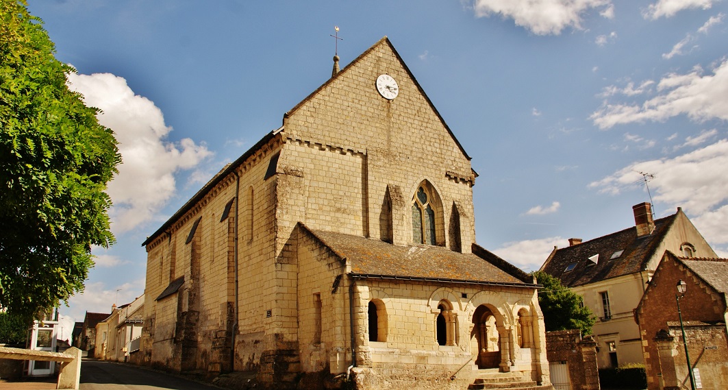 Photo à AvonlesRoches (37220) église NotreDame AvonlesRoches