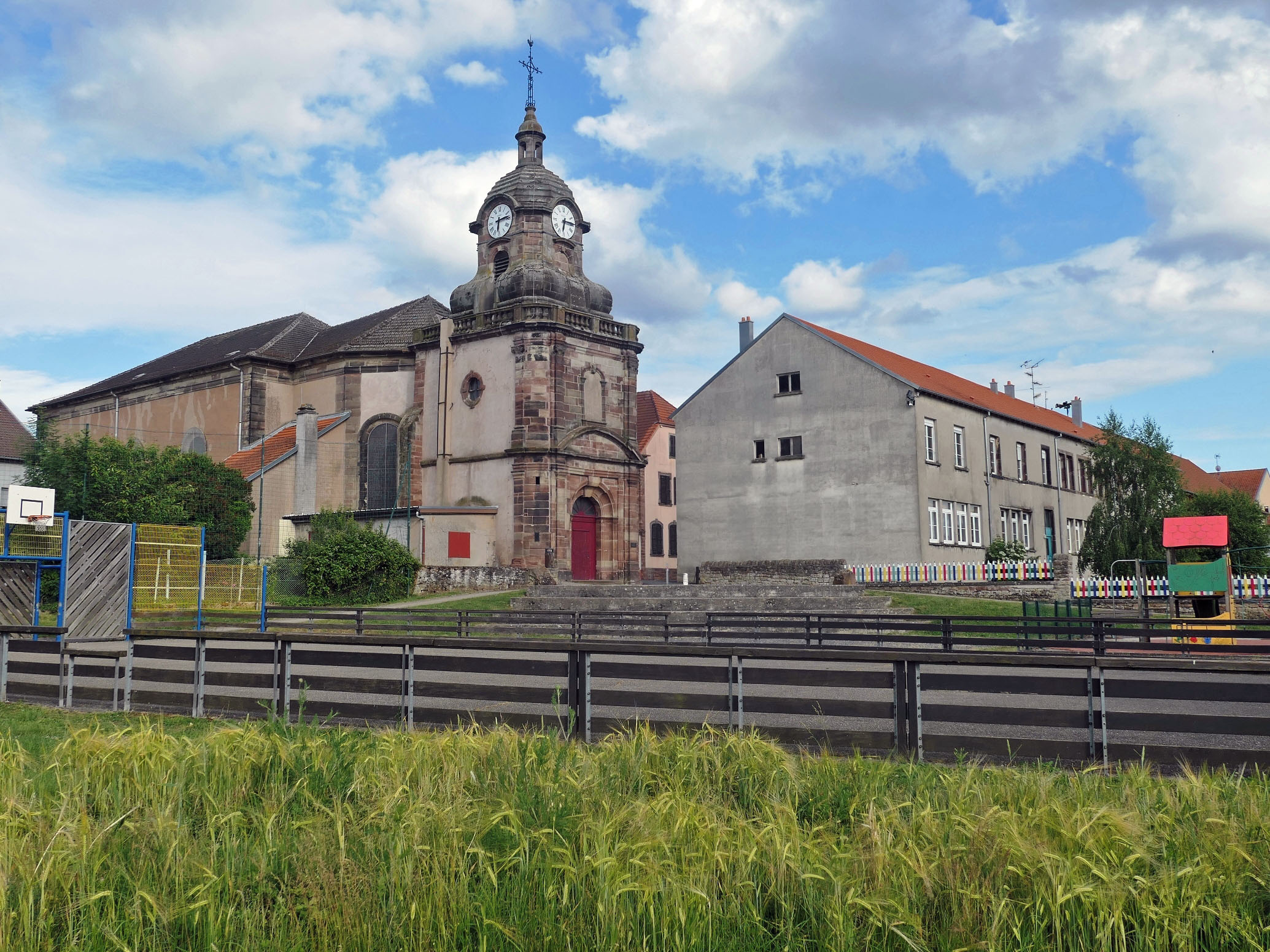 Photo à Niderviller (57116) L'église et l'école Niderviller, 427886